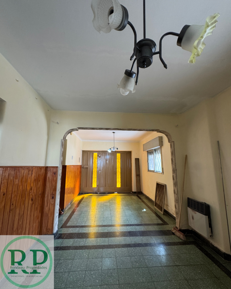 CASA DE DOS DORMITORIOS CON COCHERA EN ALQUILER