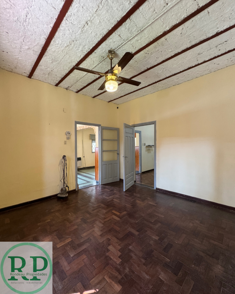 CASA DE DOS DORMITORIOS CON COCHERA EN ALQUILER