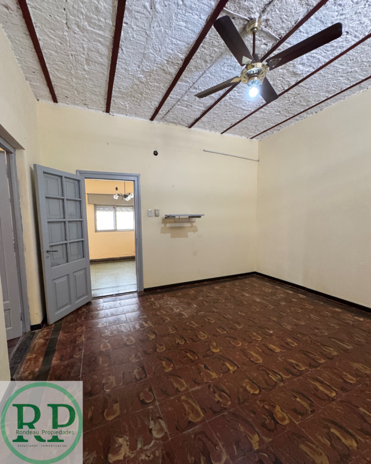CASA DE DOS DORMITORIOS CON COCHERA EN ALQUILER