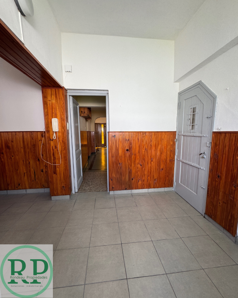 CASA DE DOS DORMITORIOS CON COCHERA EN ALQUILER