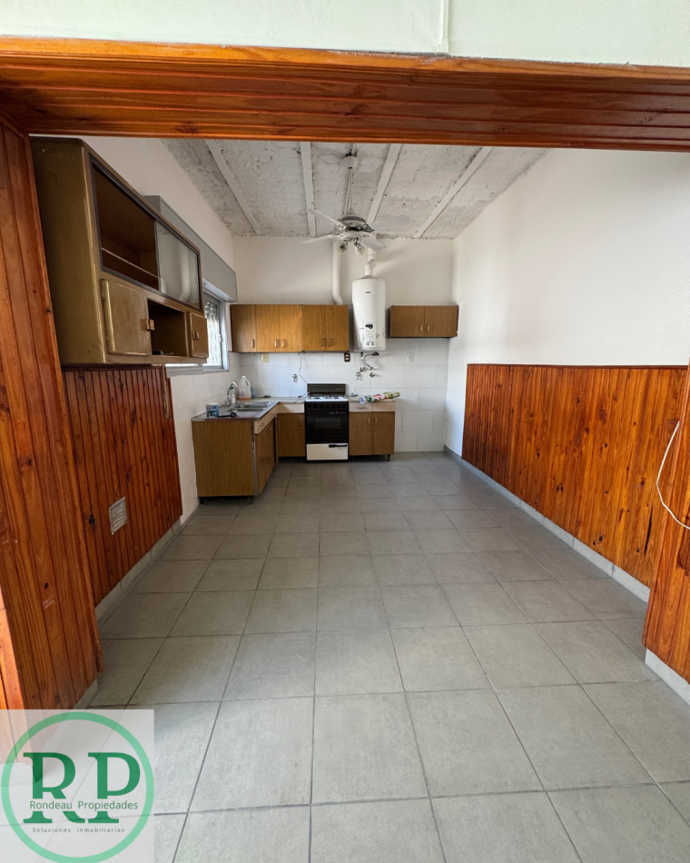 CASA DE DOS DORMITORIOS CON COCHERA EN ALQUILER