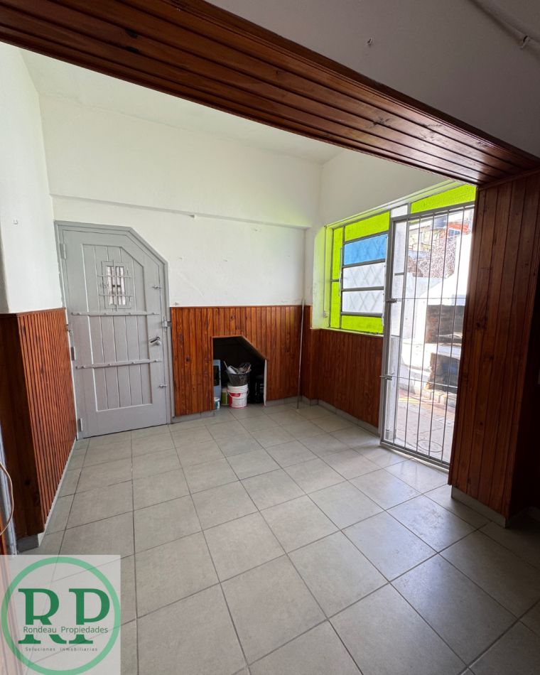 CASA DE DOS DORMITORIOS CON COCHERA EN ALQUILER