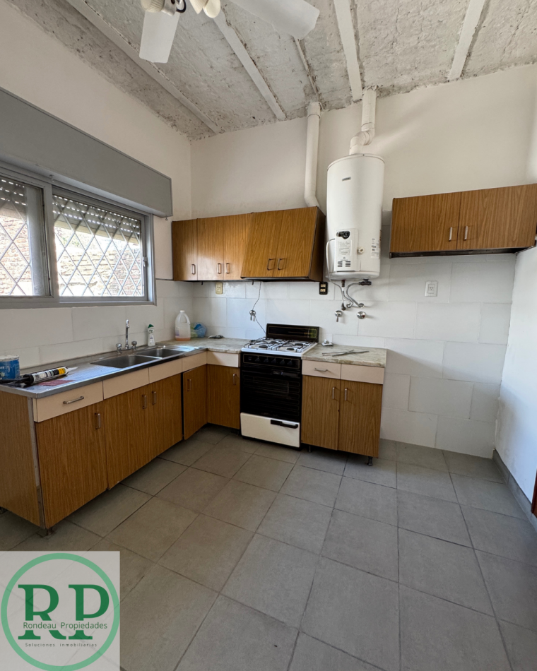 CASA DE DOS DORMITORIOS CON COCHERA EN ALQUILER