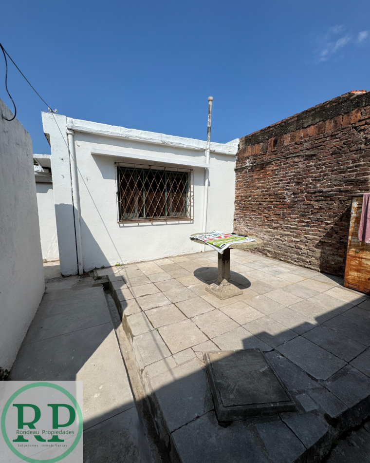 CASA DE DOS DORMITORIOS CON COCHERA EN ALQUILER