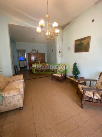 CASA DE 2 DORMITORIOS Y COMODIN A RECICLAR EN VENTA