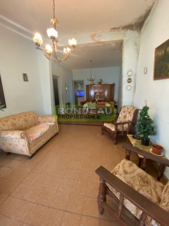 CASA DE 2 DORMITORIOS Y COMODIN A RECICLAR EN VENTA