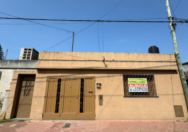 CASA DE DOS DORMITORIOS CON COCHERA EN ALQUILER