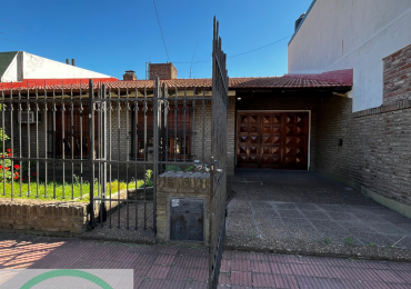CASA DE 2 DORMITORIOS CON COCHERA EN ALQUILER 