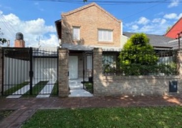 CASA DE 2 DORMITORIOS CON COCHERA EN ALQUILER